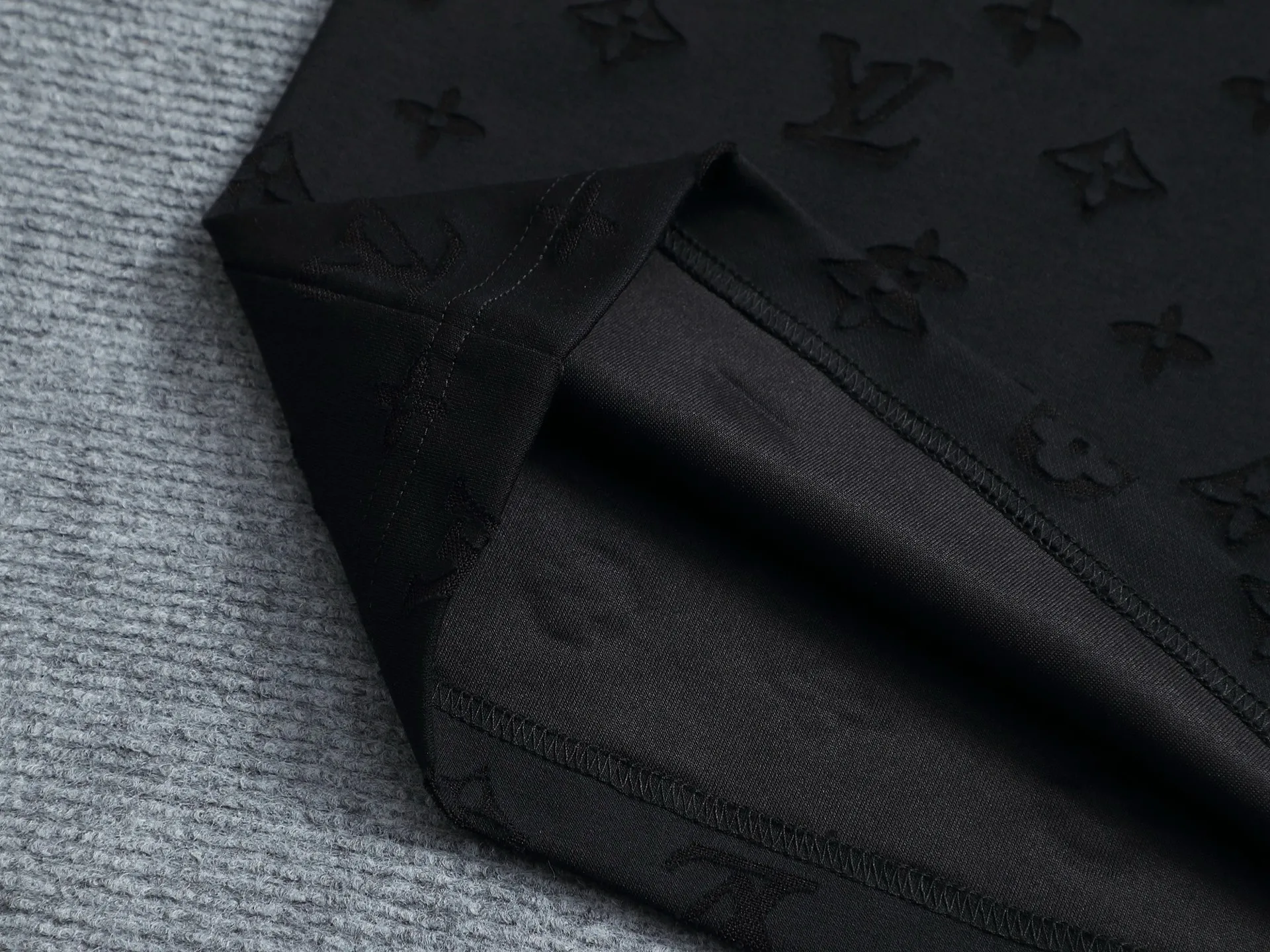 🅿️220 Louis Vuitton/Louis Vuitton Sweater jacquard towel embroidery The large logo is exquisitely upgraded, inspired by the retro embroidery of the 1980s. The original fabric is the same as the official short-sleeved T-shirt. The fabric is dyed in the same vat. It feels very comfortable. The latest brick cabinet synchronization for spring and summer. Fashionable and personalized. Super versatile and good-looking. It is very suitable for both men and women. A must-have for everyone. Hang tag. Collar label. Washed wheat. Complete with three labels. Color: black white. Size: S M L XL